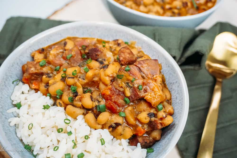 Instant Pot Hoppin' John -- These are the creamiest, full-bodied, and spicy Instant Pot Hoppin' John recipe you're ever going to try. It's a quick, easy, and super flavorful recipe sure to please the entire family while bringing in the New Year. -- lilsweetspiceadvice.com #hoppinjohn #newyeardish #instantpotrecipes #instantpothoppinjohn